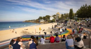 Mulher gravemente ferida em ataque de tubarão na praia de Coogee, em Sydney