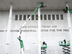 Juiz nega esforço do Kennedy Center para manter o nome de Donald Trump na fachada do edifício