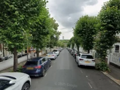 Inquérito de assassinato foi iniciado após menino de 17 anos esfaqueado no sul de Londres