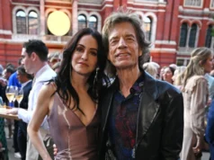 Sir Mick Jagger sai com a noiva Melanie Hamrick na V&A Summer Party após provocar o retorno da turnê dos Rolling Stones