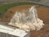 O histórico hotel Sheraton Arlington, no Texas, desaba em uma implosão espetacular