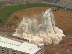 O histórico hotel Sheraton Arlington, no Texas, desaba em uma implosão espetacular