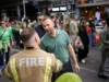 Manifestantes de Grenfell abraçam bombeiros durante marcha de aniversário