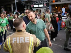Manifestantes de Grenfell abraçam bombeiros durante marcha de aniversário