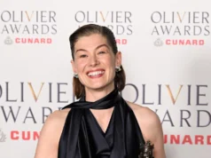 Rosamund Pike chama o público por enviar mensagens de texto durante o show: ‘Você sabe quem você é’