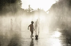 Torre Eiffel fechada e 68.000 pessoas sem energia enquanto a França assa em onda de calor extrema