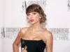 Taylor Swift chora ao agradecer à família durante o discurso de aceitação do Hall da Fama dos compositores: ‘Você é a razão pela qual estou aqui esta noite’