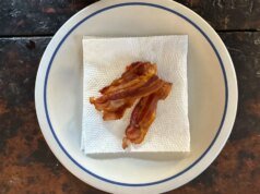 Encontrei a maneira mais rápida e limpa de fazer bacon (não é fogão, forno ou micro-ondas)
