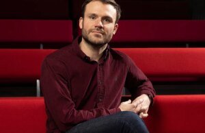 O diretor de comédia da BBC, Jon Petrie, sai para se juntar à Hat Trick Productions