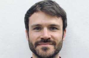 O chefe da comédia da BBC, Jon Petrie, saindo para o hat-trick