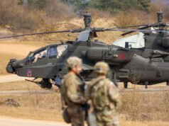 Dois tripulantes resgatados quando um helicóptero do Exército dos EUA cai perto do Estreito de Ormuz